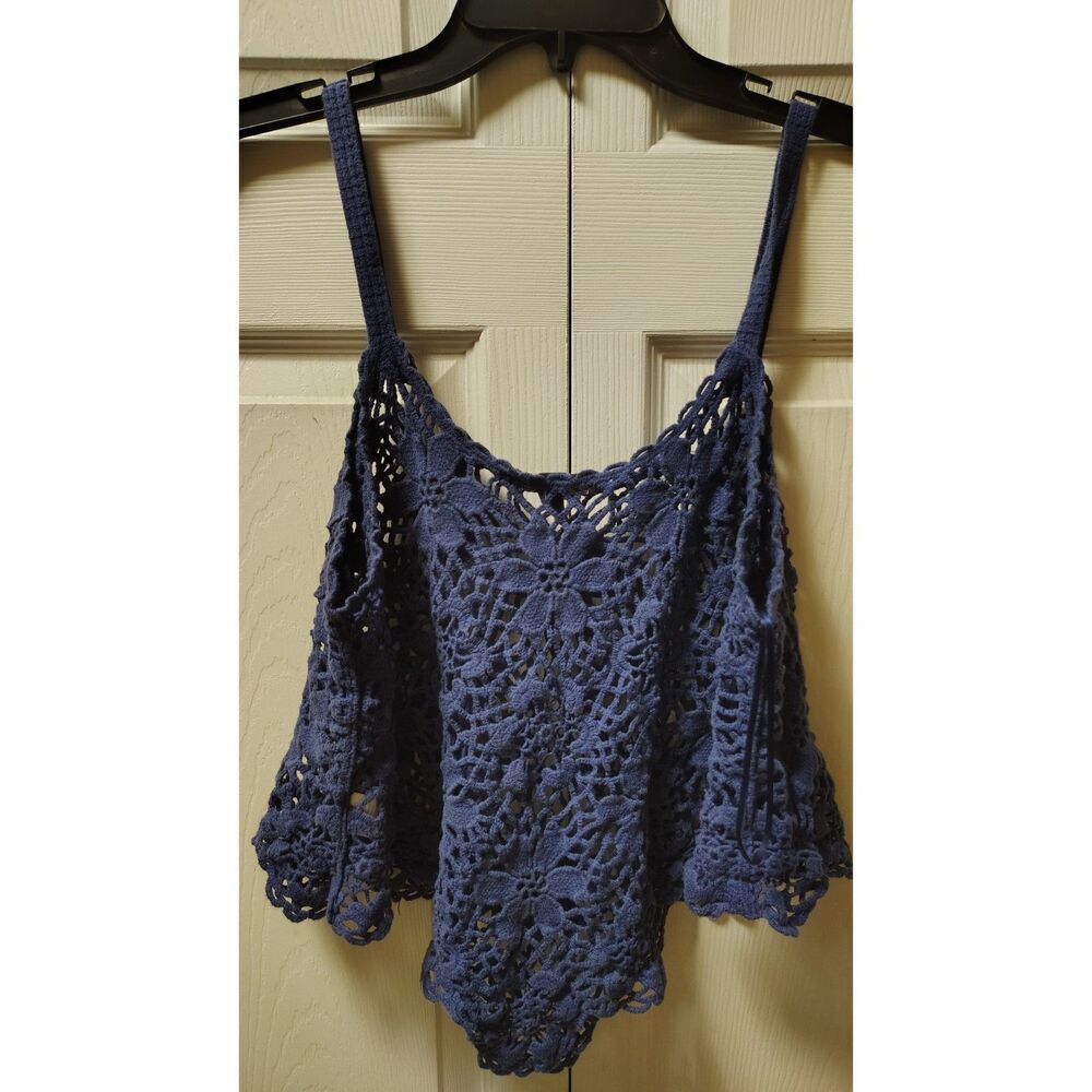 Love Culture M/L Blue Sleeveless Floral Pattern Knit Crop Top